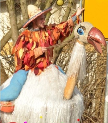 Stelzenfigur Vogelstrau Tobi